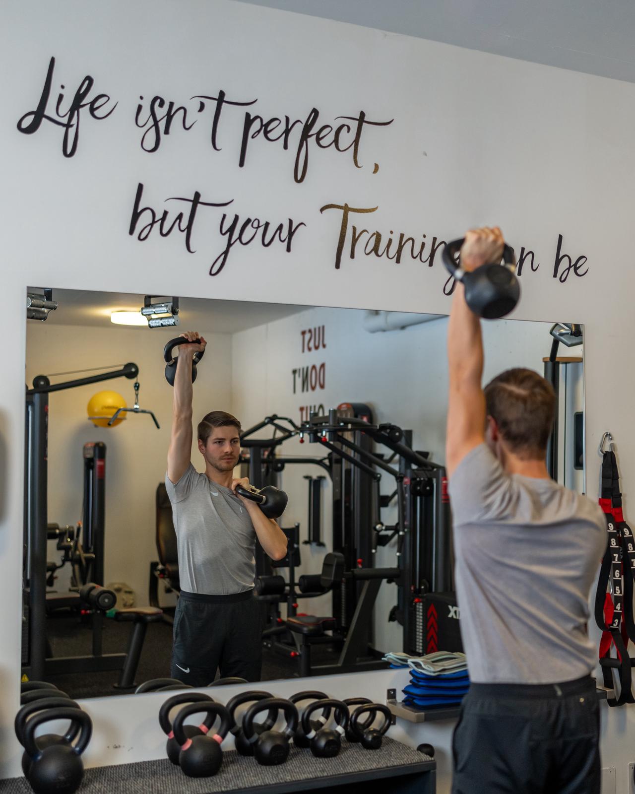Kettlebell Training vor dem Spiegel